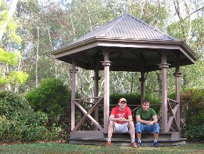 Parkanlage in der Melaleuca Lodge