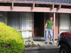 Vor Appartement No 10 der Lodge