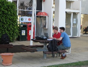 Vor dem Haupteingang