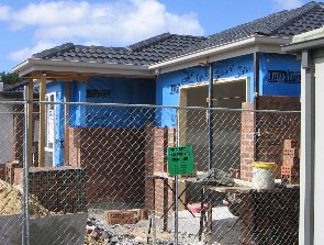 Neuer Nachbar - Holzhaus mit Pseudomauer