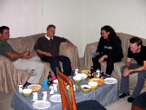 Der harte Kern der House Warming Party