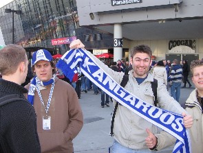 Vor dem Telstra-Dome mit Fan Ben (links)