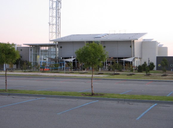 Hauptgeb&auml;ude mit Eingang